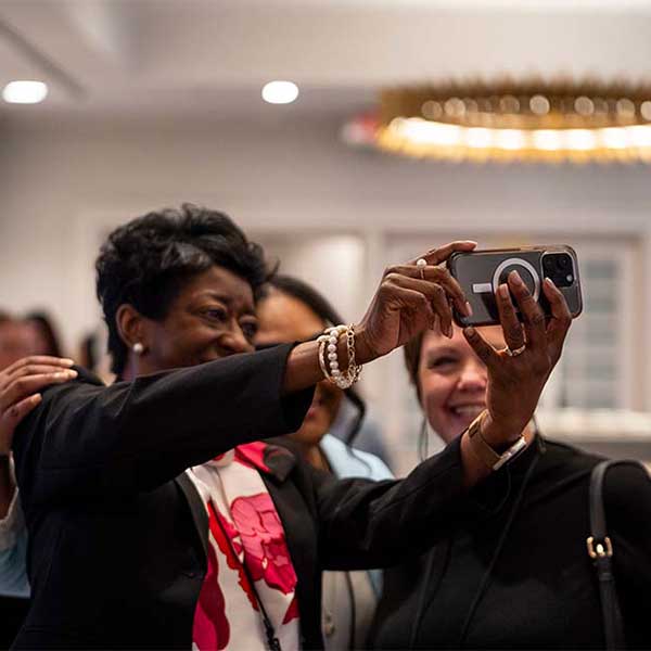 DEAMcon24-networking-square Three people posing for a selfie